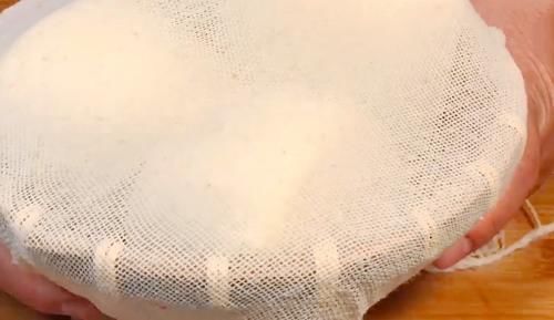 过年保存馒头，不要直接放冰箱了，教你2招，放半个月不干不硬