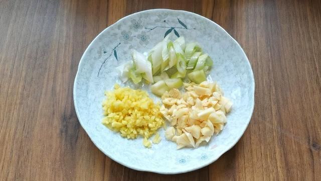 西红柿|西红柿茄子焖面,香喷喷的,真是一锅不够吃,隔三差五家人就要吃