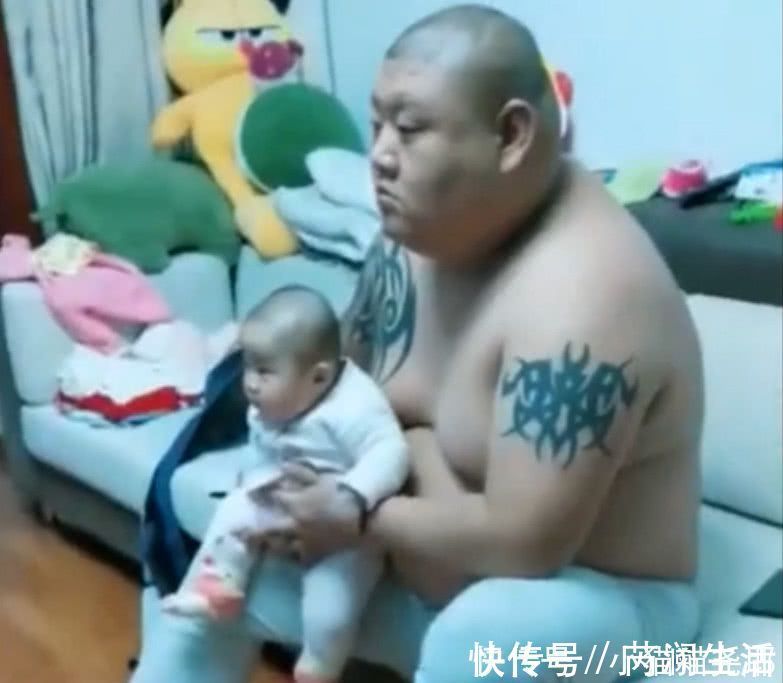 小沅|爸爸抱着宝宝一起看电视，长相神情完全同步，遗传基因太强大了