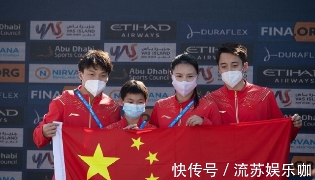 全红婵有心了!买两袋子礼物送队友,拎了一路不喊累,像个小大人