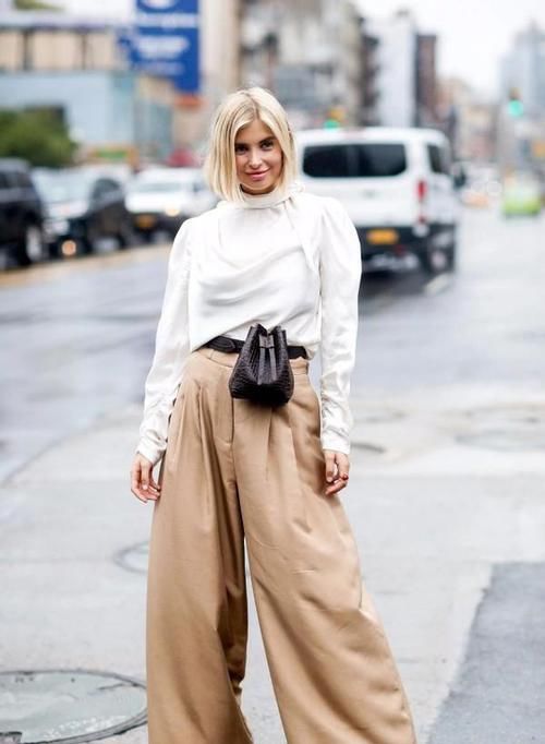 ?小黑裤不受宠了！今年最流行的裤子是“卡其裤”，谁穿谁好看！