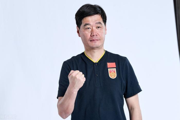 邓涵文|国足大名单换汤不换药,国安3宝在列,球迷:严鼎皓不如张稀哲?