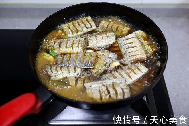 喉咙|鱼刺卡在喉咙里,喝醋不管用,教你1招,鱼刺自己顺下去,快学会