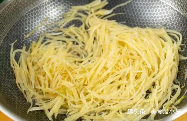 土豆丝的正确做法，教你1块钱也能做出饭店88元的效果，真香啊