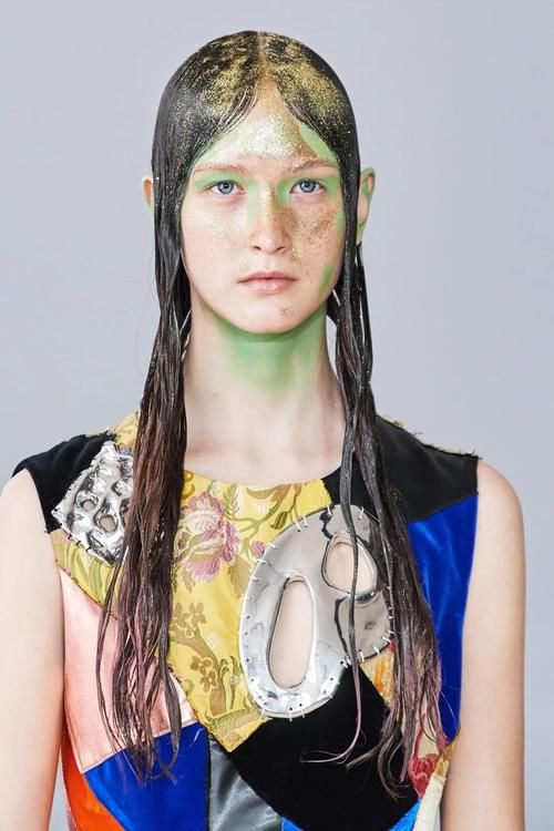 时装周后台的秘密：模特的高级感都是“妆”出来的？