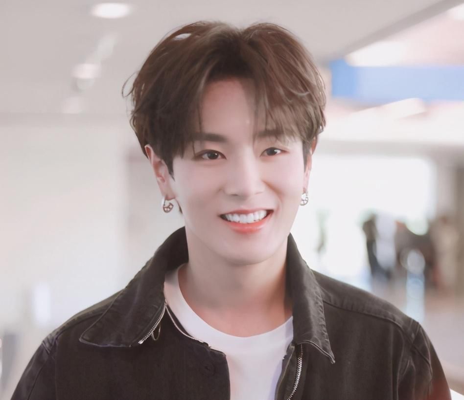 unine|李汶翰粉丝不满站位,c位癌还没消失?那为何他放下身段又去选秀