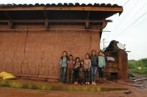 孩子|两个穷人家的“自制书包”扎心了:一个让娃自信,一个让娃自卑