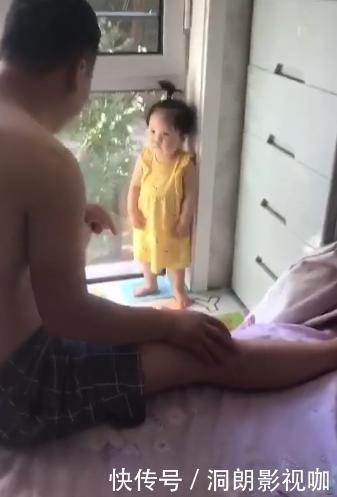 罚站|13个月姐姐打表妹后，被舅舅罚站，一脸委屈的小表情萌翻了