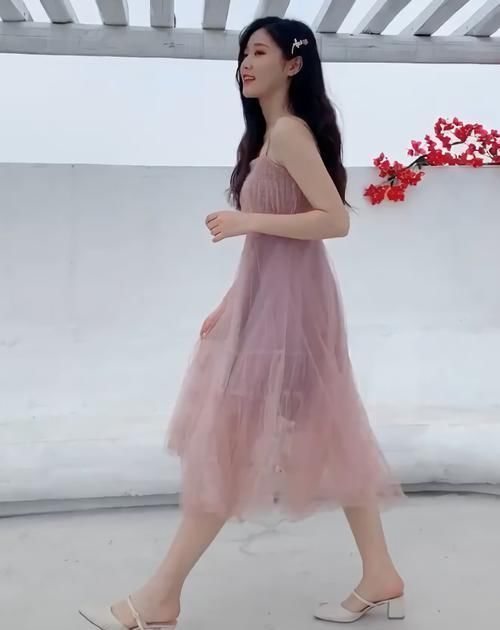 近来火了一款裙子叫“皱皱裙”,比仙女裙还仙,穿上时髦显高
