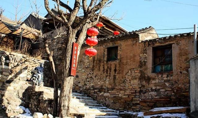 半山腰|北京的一个村庄被网友关注，依山而建，依势而就，村民难倒很多人