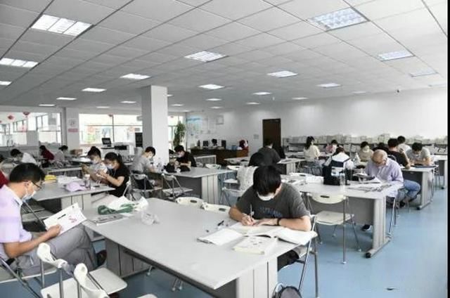 长假@江苏洪泽:图书馆里乐享书香长假