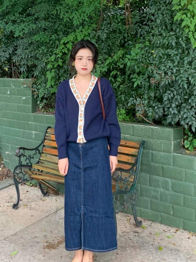 秋冬|普通人也适合穿的风格,棕色衬衫+黑色牛仔裤,保暖又时尚