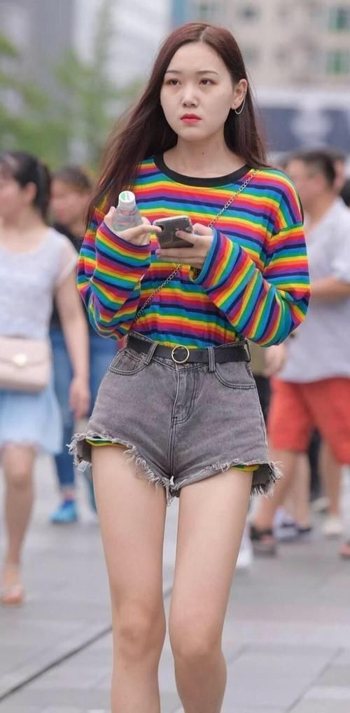 少妇|少妇轻松勾勒出完美身材，绽放青春时尚的魅力，牛仔裤很是迷人