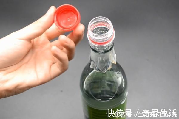 酱油瓶|把塑料瓶粘在玻璃瓶上,解决了困扰大家的一个大难题,实用又省钱