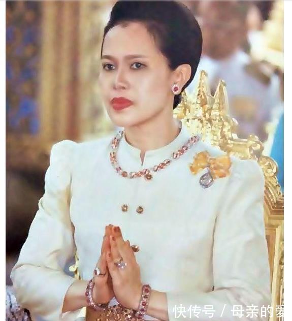 普密蓬!诗丽吉戴两顶头饰都很壕气了,不曾想她手上还有四个镯子,好震撼