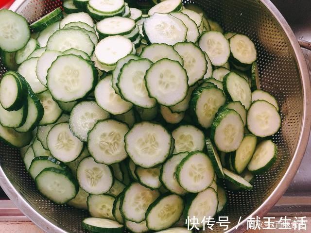 入秋后，这菜才2元1斤，晒干囤起来，能吃大半年