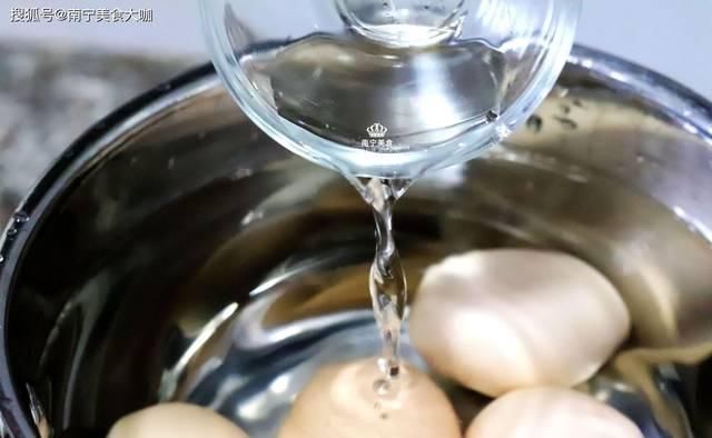 鸡蛋|煮鸡蛋时,在锅里滴入几滴“它”,鸡蛋煮出来鲜嫩可口,很好剥皮
