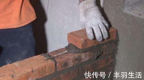 墙体|为了增加几厘米的使用空间业主让工人这样砌墙,胆太大