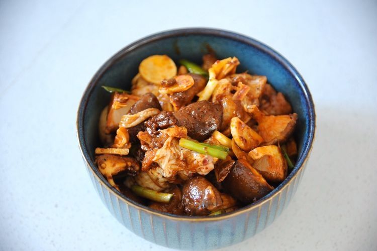 鸡块搭配着香菇一起蒸，肉质鲜嫩又可口，制作简单又美味