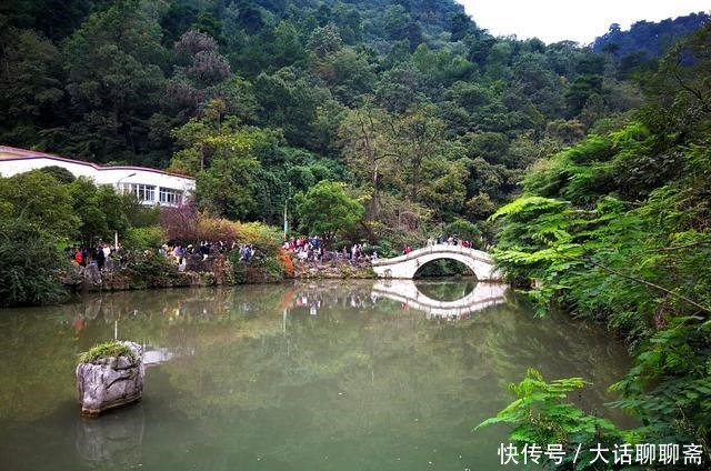 这座城“山中有城，城中有山”，是“中国避暑之都”