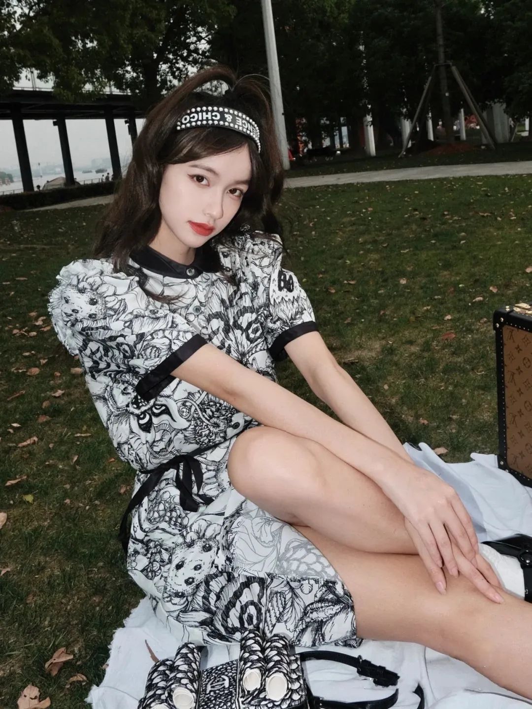 披头散发 别再披头散发了!这3个发型小技巧显嫩又高级