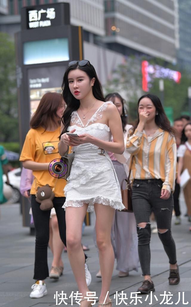 搭配|高贵典雅的连衣裙穿搭整体感非常优雅，衬托修长的美腿，简单得体