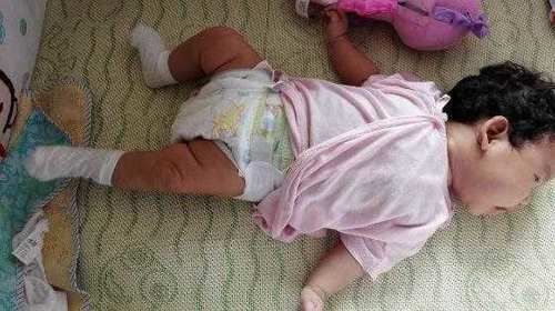 宝妈|新生儿“投降式睡姿”会累吗了解真相后,妈妈再也不给宝宝纠正了