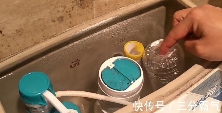 只用一个塑料瓶，马桶一辈子都不臭也不脏，赶紧在家试一试