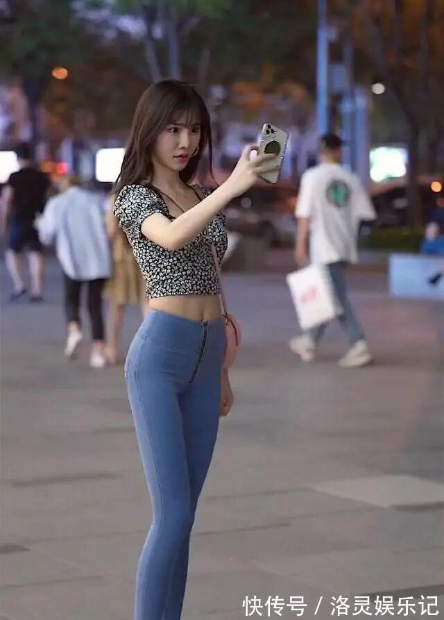 小姐姐 美女脚上搭配着一双浅紫色的高跟凉鞋,看上去充满着魅力