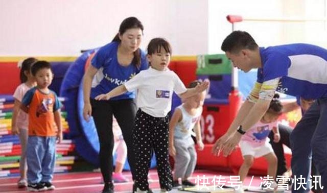 睡眠时间|出现3个特征,说明孩子的身高到了“冲刺阶段”,错过难再长高