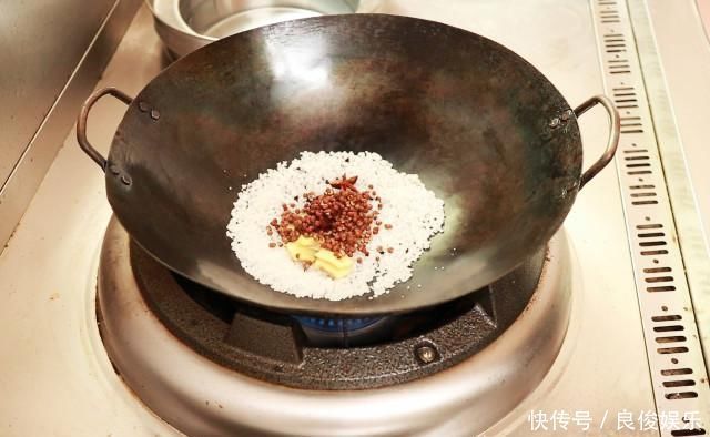 盐水鸭非常简单,重要用90度水焯,白米醋除腥,香辛料仅用八角、麻椒