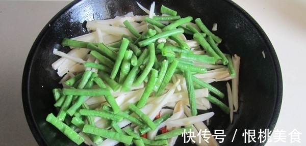 80%的人都不知道豆角和它是绝配,每天炒一盘,营养美味还排毒