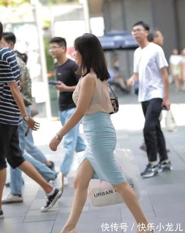 脖颈 连衣裙穿搭还可以拉长脖颈,要讲究色彩搭配,怎么穿也不会崩溃