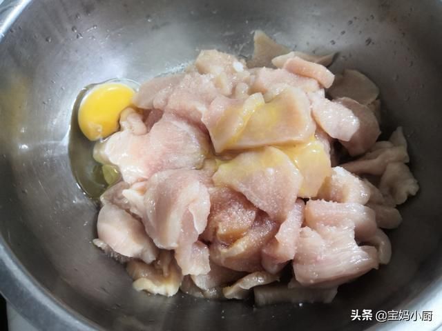 零食|鸡胸肉这样做，能当零食能当下酒，12块钱能做两大盘，可香了