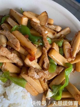 新鲜肉|刚从冰箱中拿出来的冻肉，千万不要加水泡，用这一招吃着像新鲜肉