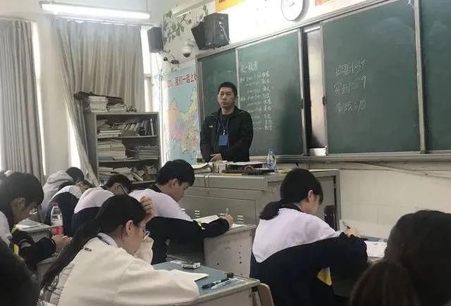 老师进教室前后对比图，“一秒变脸”逗乐网友：悲欢只在一瞬间