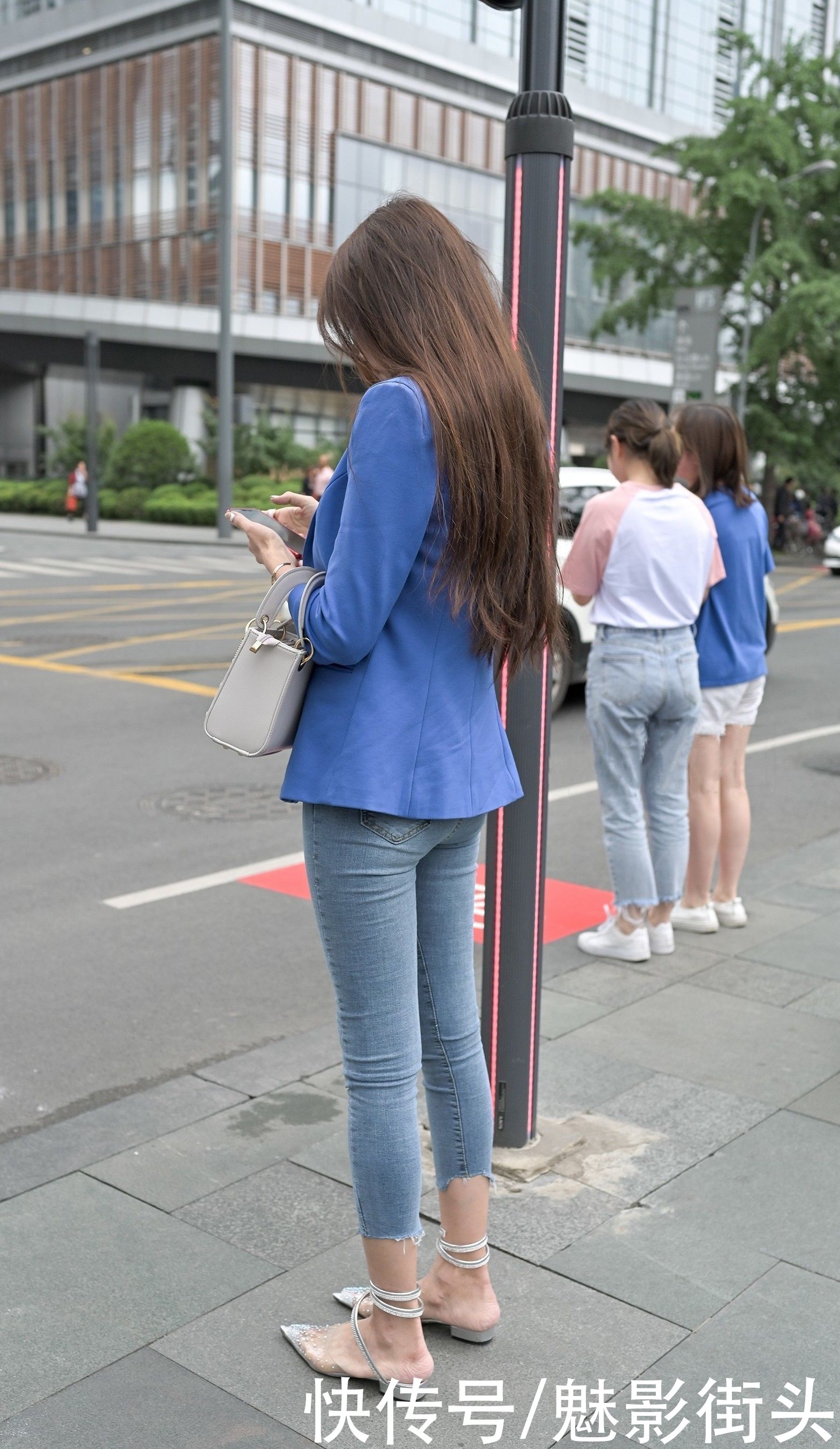  身材|美女用西装外套搭配紧身牛仔裤，藏肉显身材，还增添时尚气质