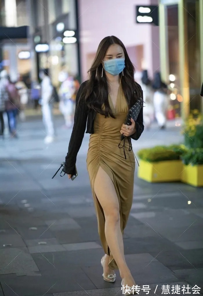 高跟鞋 鞋跟设计成“高脚杯”就一定好看嘛?答:不一定,但是配裙子穿是真的好看