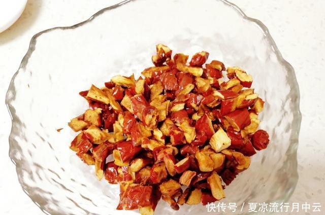 6个鸡蛋1碗红枣,轻松做出家人爱吃的枣糕,香甜绵软,一次成功