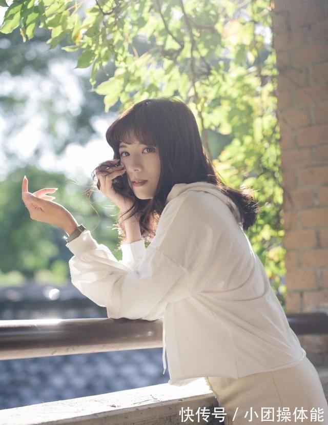 身穿白色 小姐姐身穿白色的帽衫卫衣,搭配牛仔半身裙,俏皮又时尚!