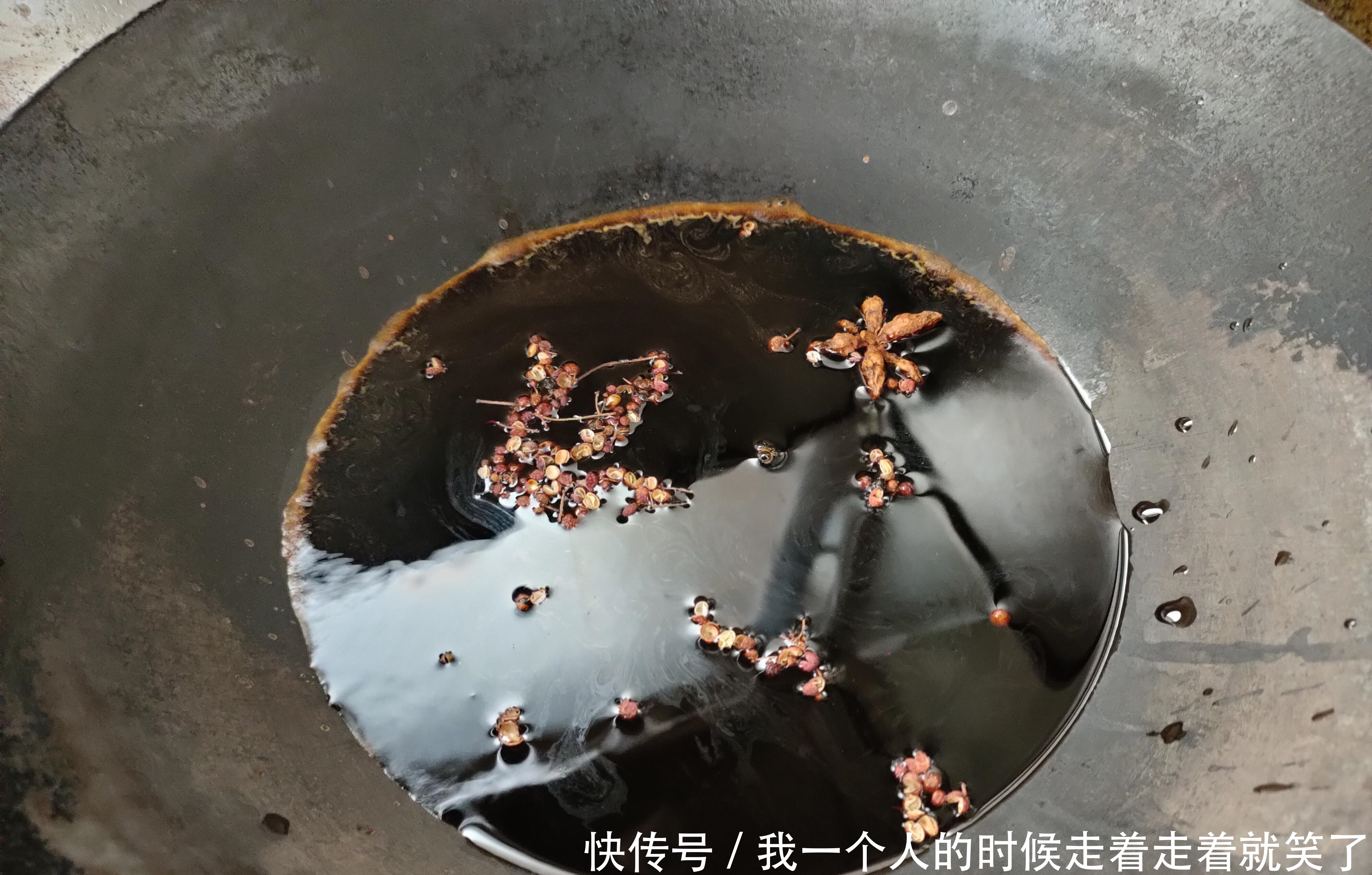 腌黄瓜咸菜时，切忌直接倒盐，牢记2个步骤，小咸菜脆口易保存