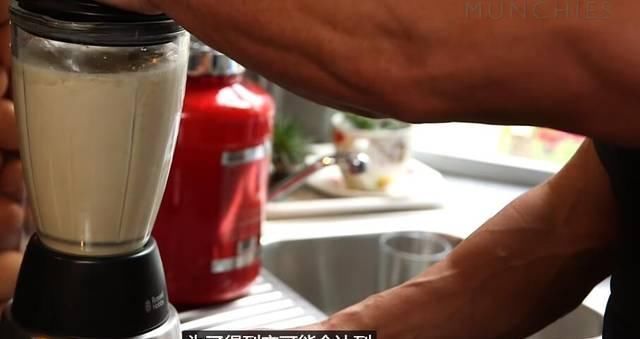 英国|英国最强女性健美运动，曾获业余世界健美冠军，每隔三小时吃一餐