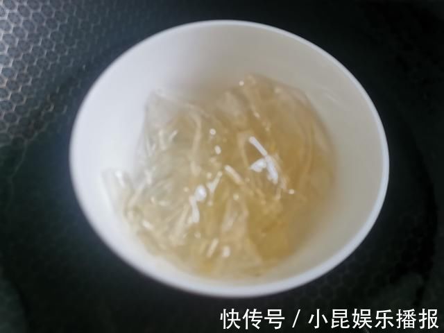 孩子在家吵着吃蛋糕,无奈之下自己动手给孩子做,孩子吃了一半