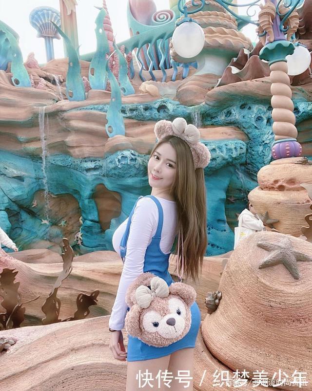 这样清爽时尚的背带裙,就算是秋天穿也完全没有问题