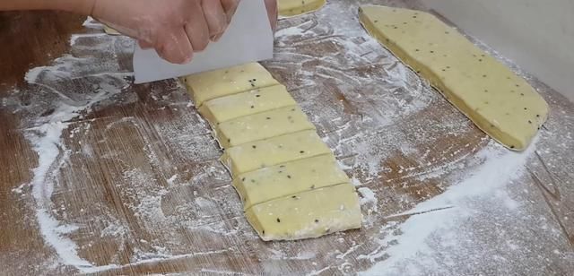 我家面粉就爱这样做,加4个鸡蛋,做法比麻花简单,比油条都好吃