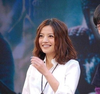 郭碧婷 奔四女人别留这3种“阿姨发型”,自我感觉时髦,其实又土又老气