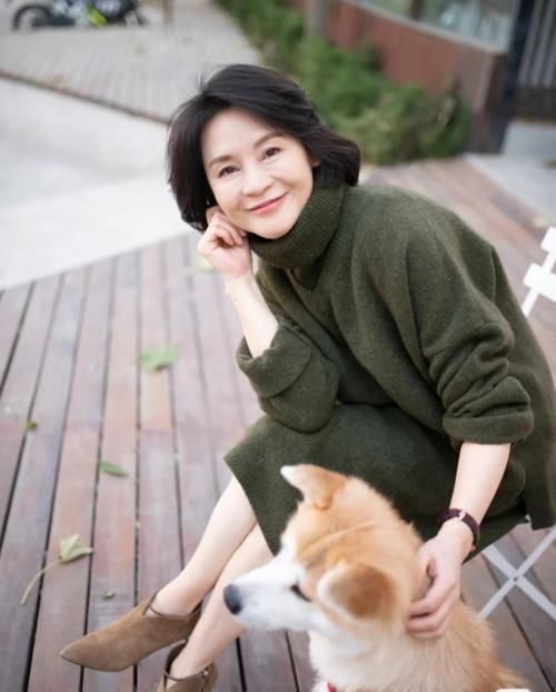 这位50＋女性的穿搭时髦火了！穿衣简单大方且日常，优雅有气质