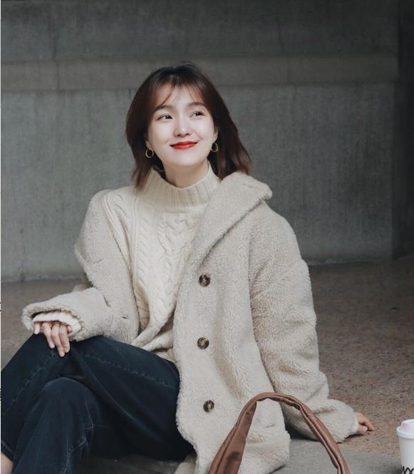 搭配 秋冬衣服别乱买,常备“高领衫”,搭配大衣、羽绒服都洋气