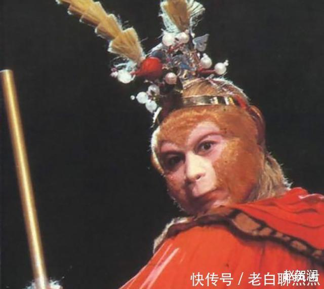 怪不得三界之中无人敢杀孙悟空,你看降生他的那块石头上刻了啥