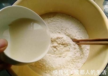 配方|炸油条时，记住配方和3个小技巧，油条蓬松香酥脆，一次就做成功